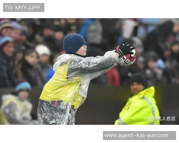 足球球童捡球的背后故事与默默奉献的精神之美